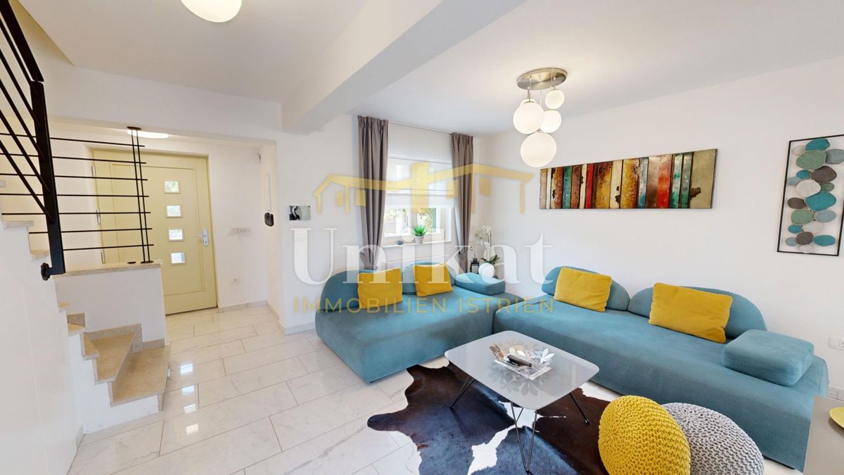 Čudovita dvojna hiša s bazenom